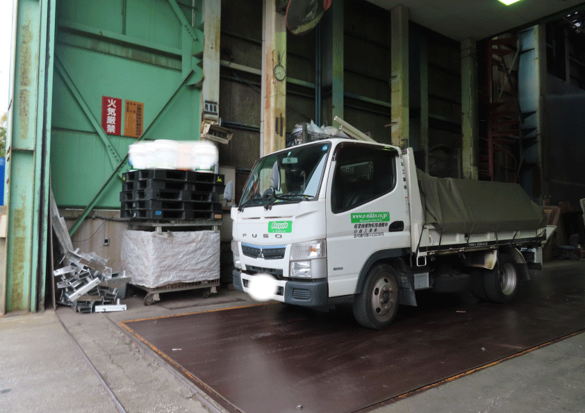 産廃収集トラック　重さ計測風景